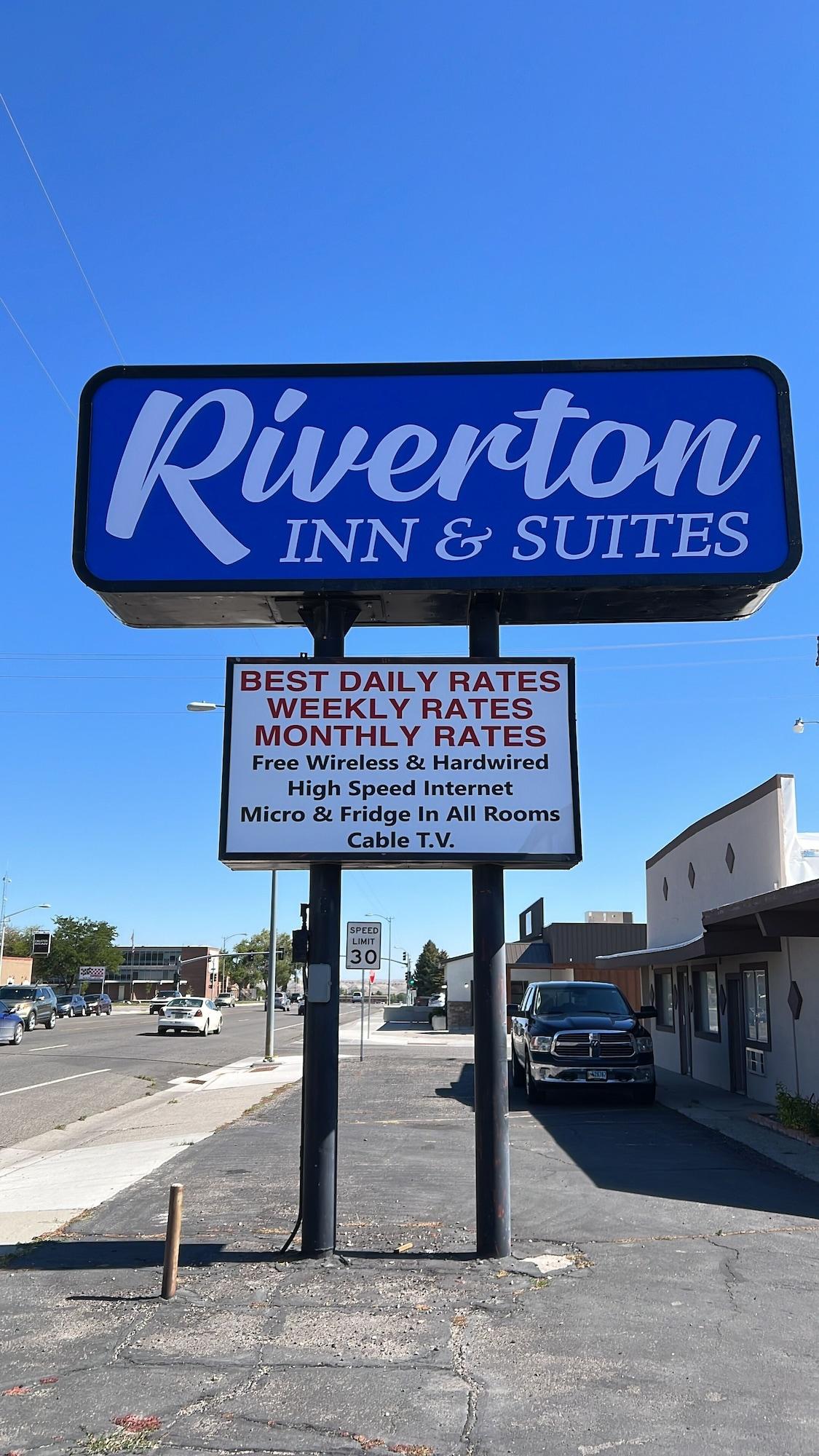 Varios Riverton Inn & Suites