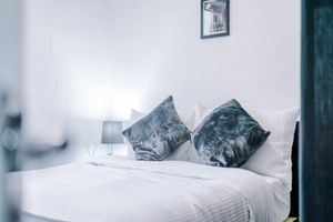 Alquiler Vacacional - 65 Inch TV & Luxurious 2 Bedroom Suite for Your Ultimate Getaway Open