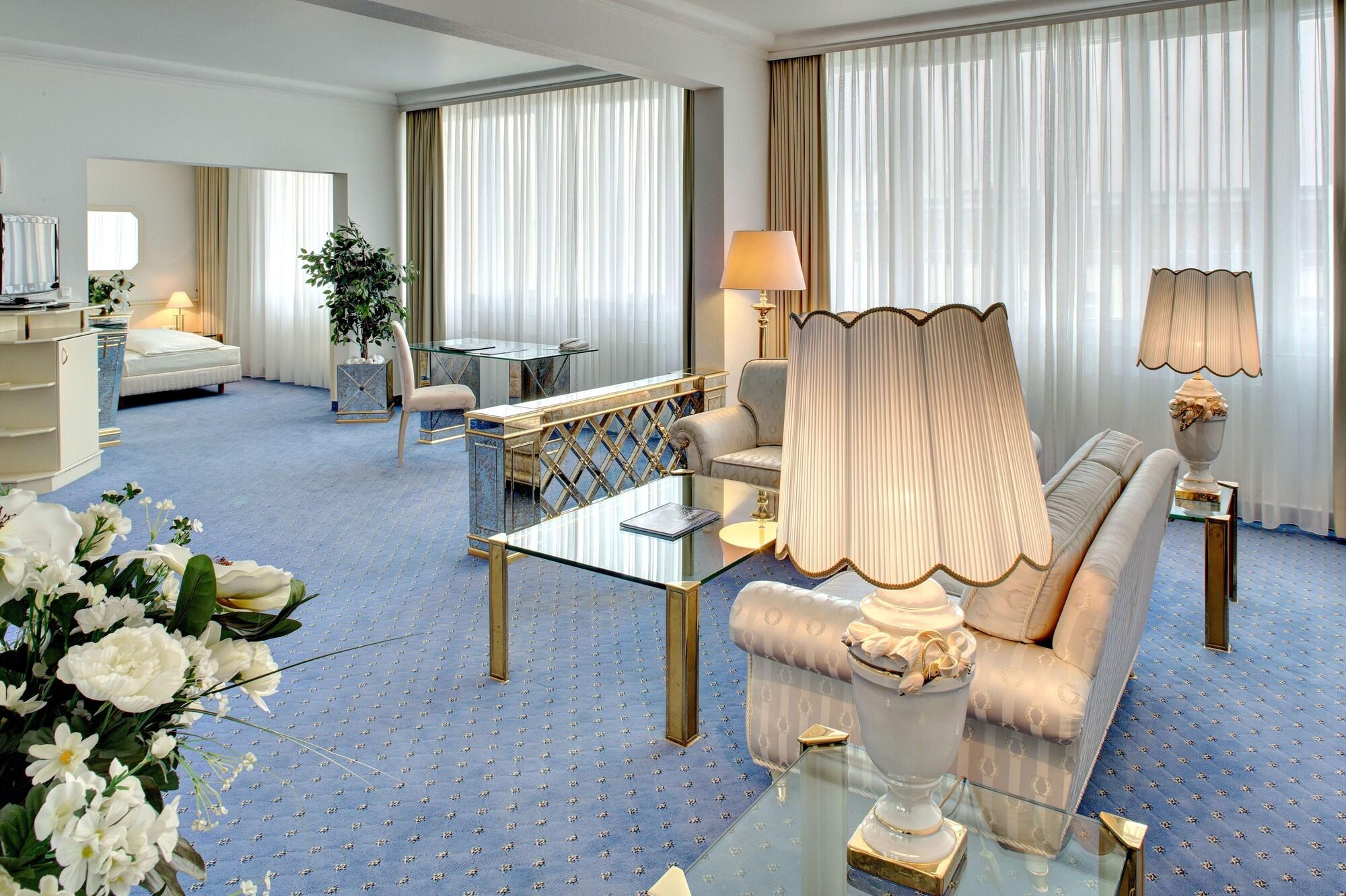 Comodidades del Alojamiento La Strada Hotel