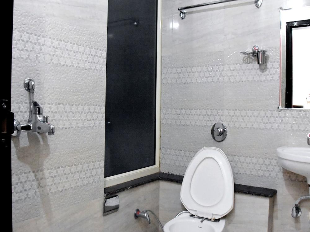 Baño OYO 12682 Hotel Relax