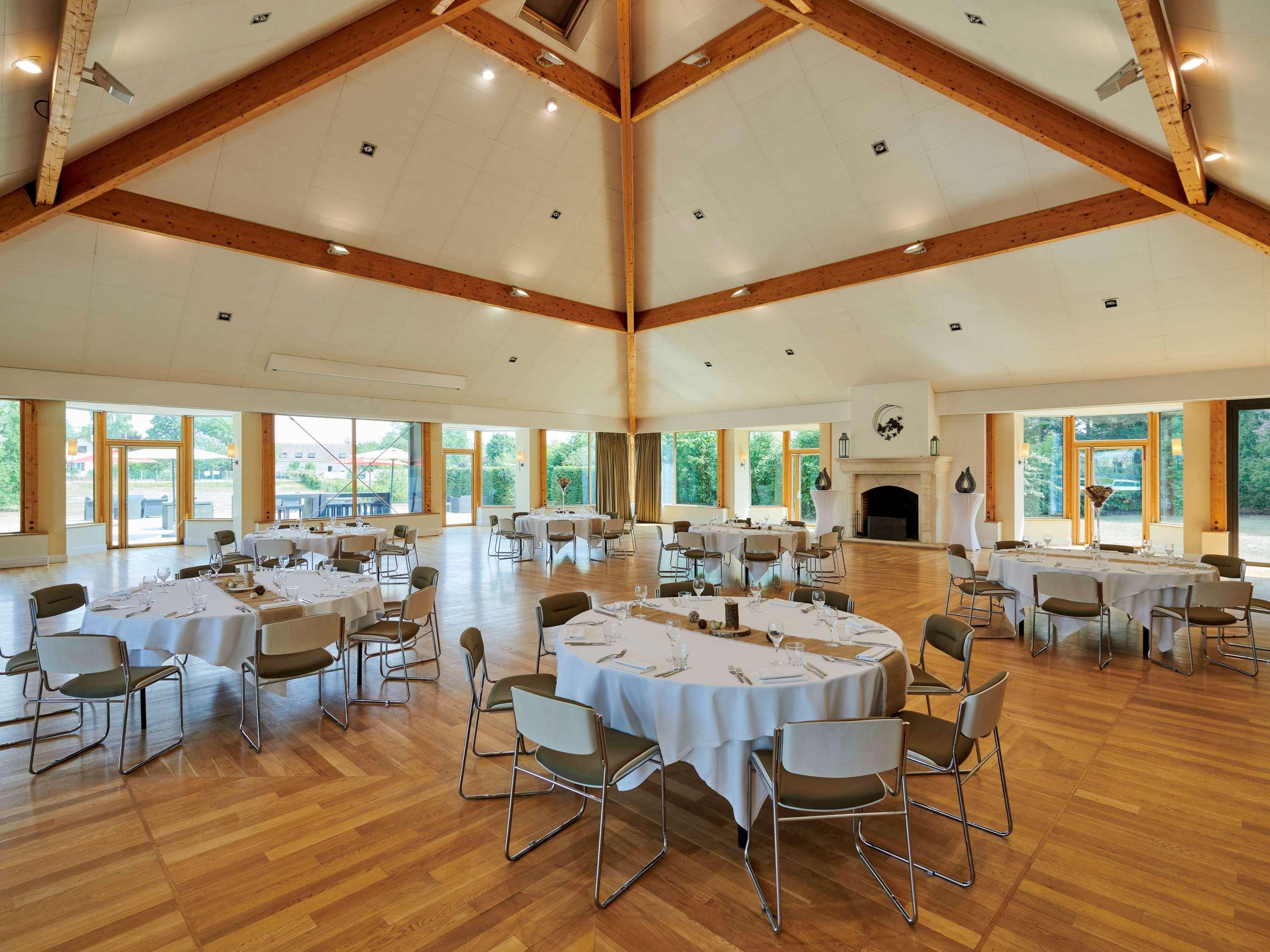 Vista Exterior Novotel Fontainebleau Ury