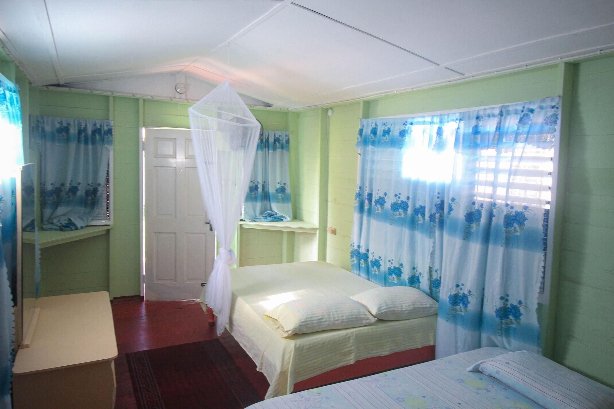 Restaurant Beach Road Cottages at Jah Bs