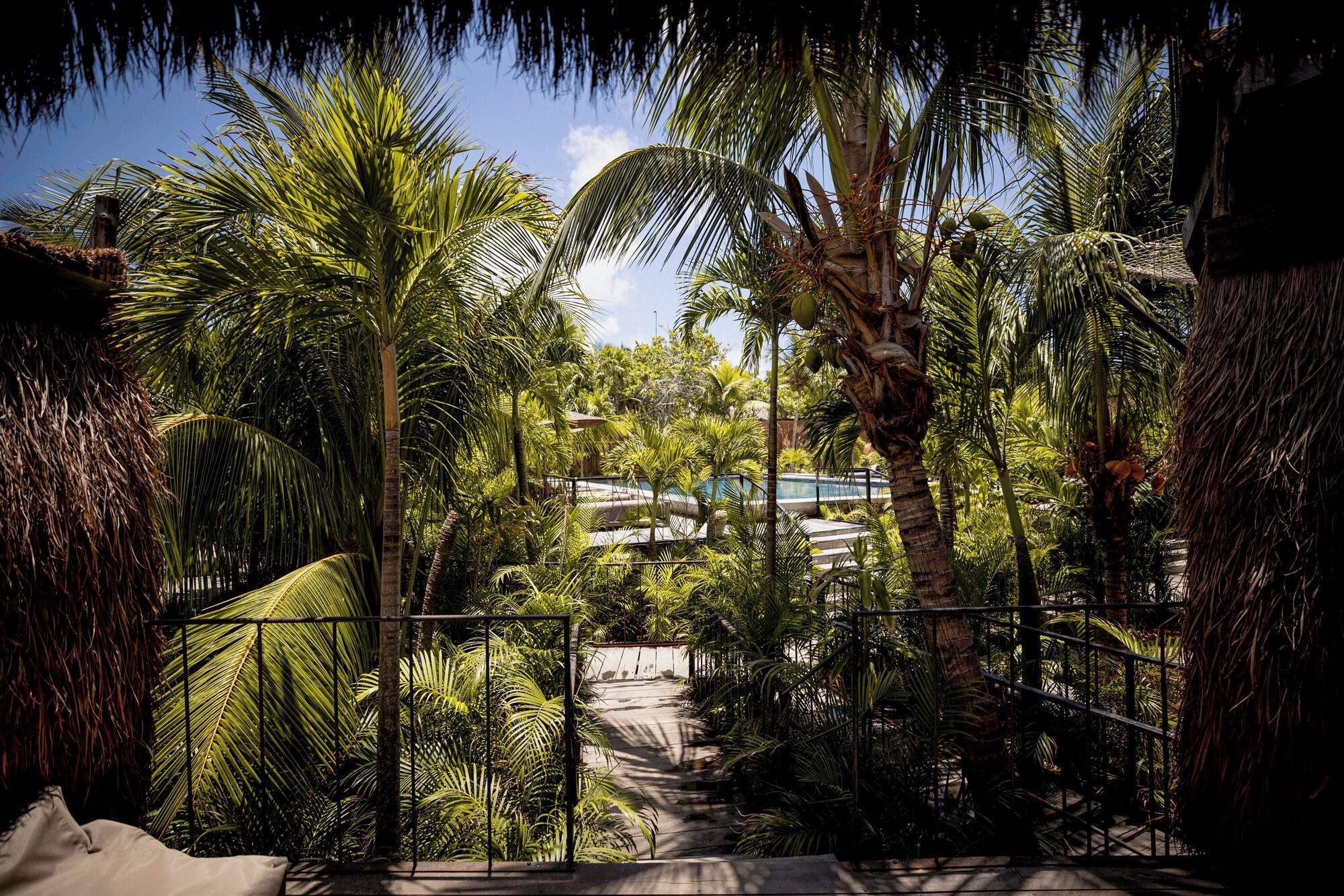 Vista Exterior The Radhoo Adults Only