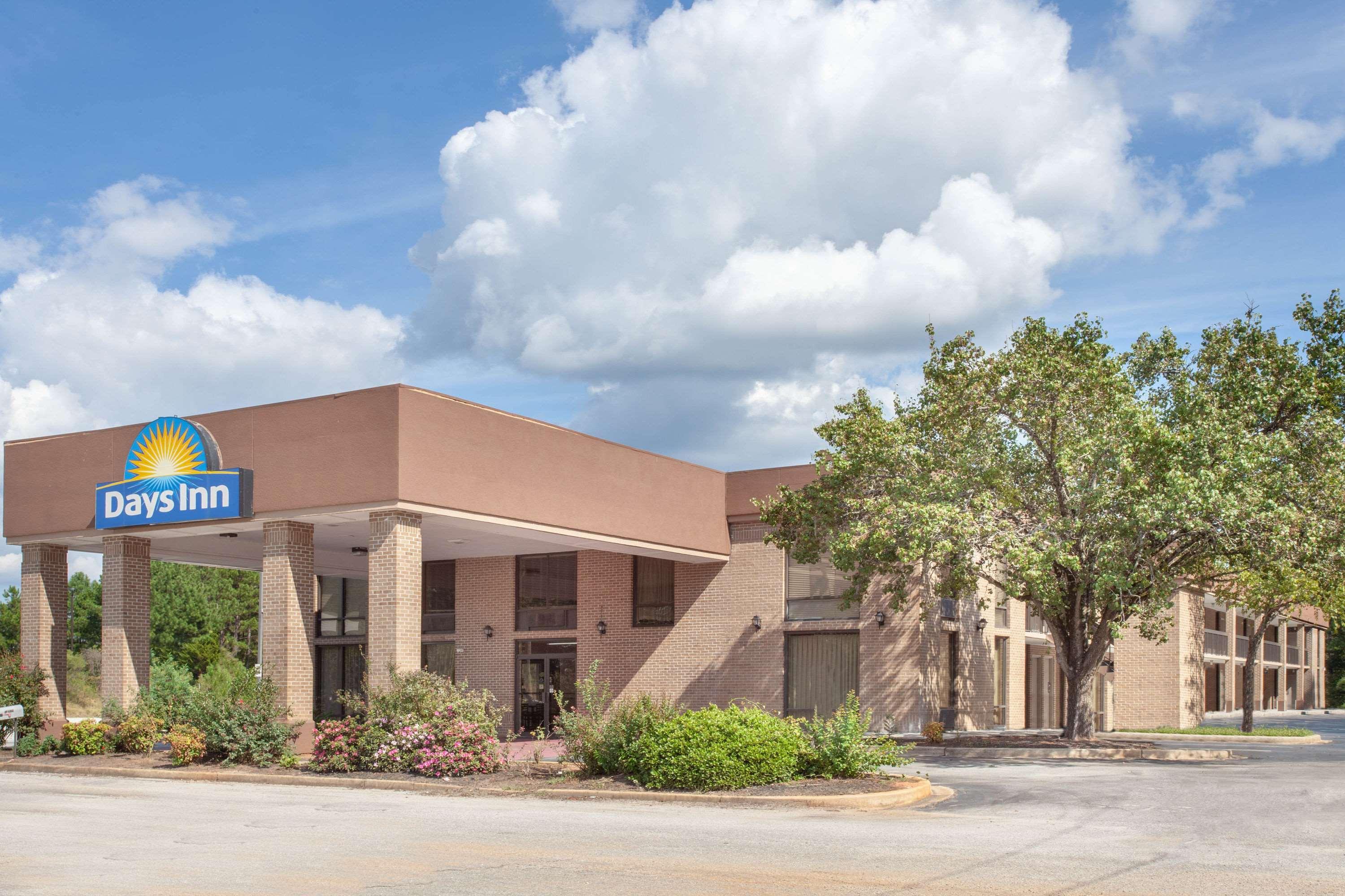 Vista Exterior Days Inn by Wyndham Clinton / Laurens I-26