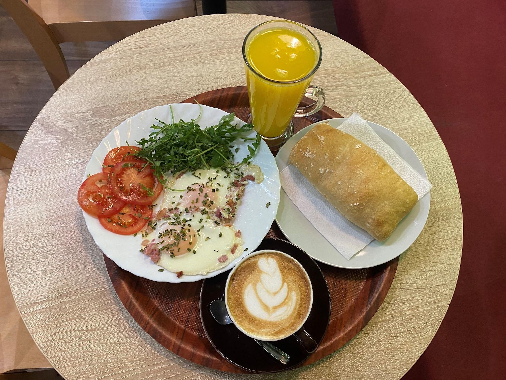 Restaurant Corvin Center Suites
