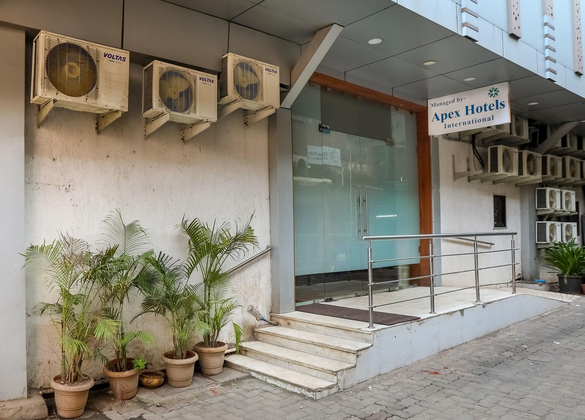 Vista Exterior Hotel Apex International