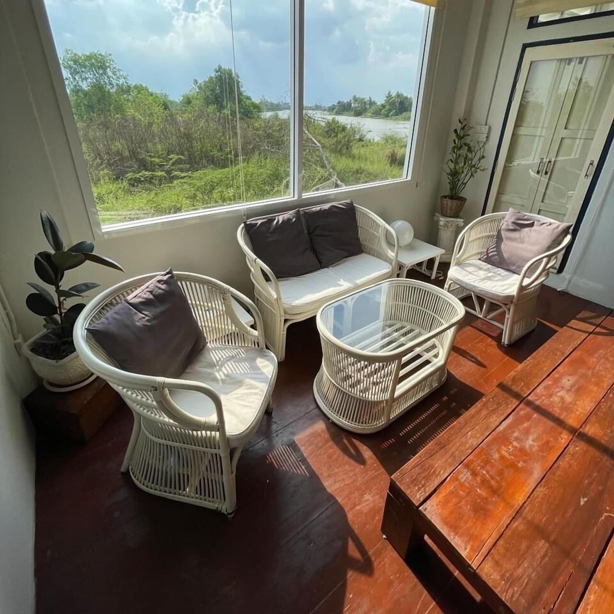 Vista Lobby Arthit-Tara