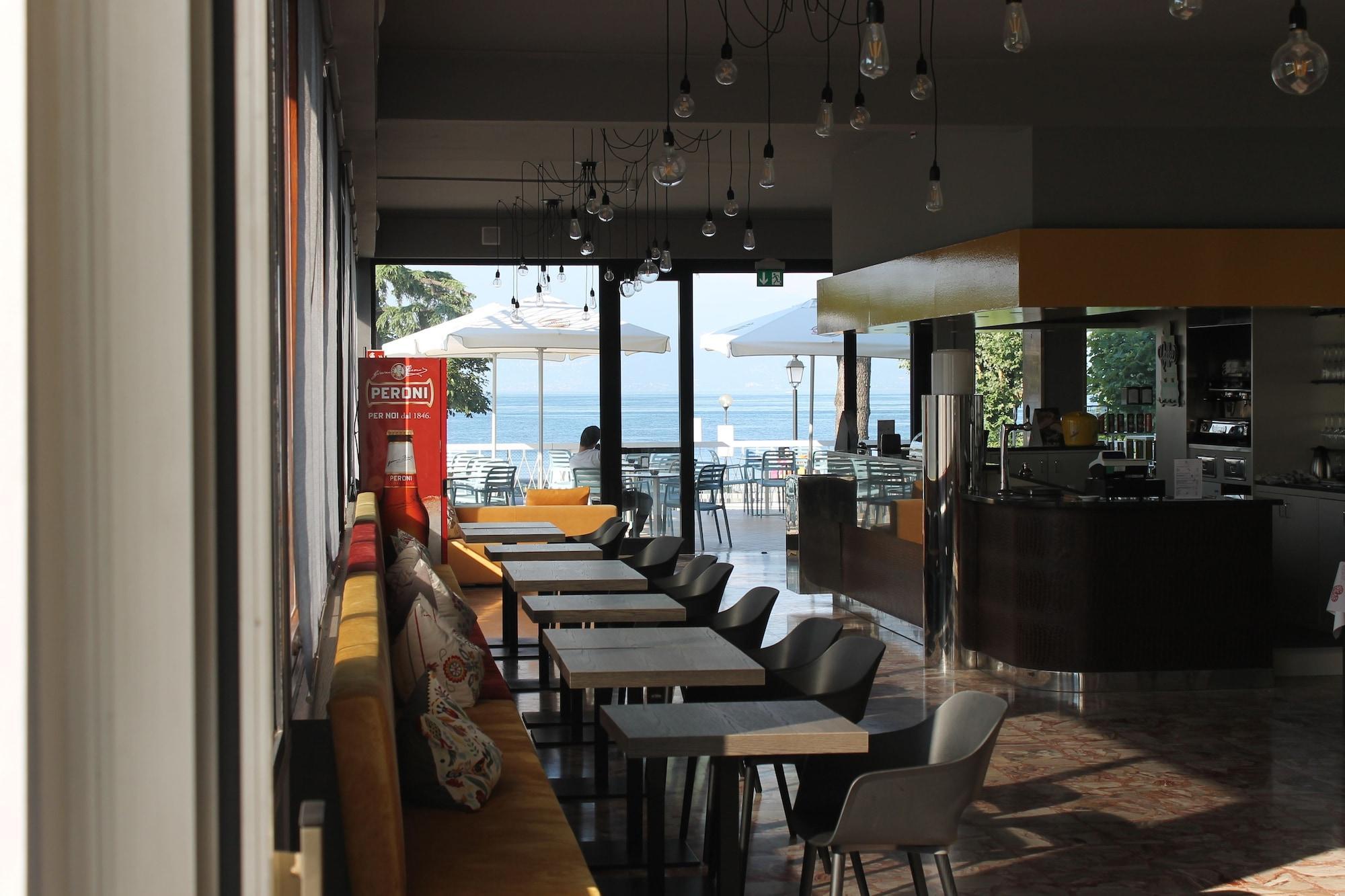 Bar/Salón Lake Garda Beach Hostel