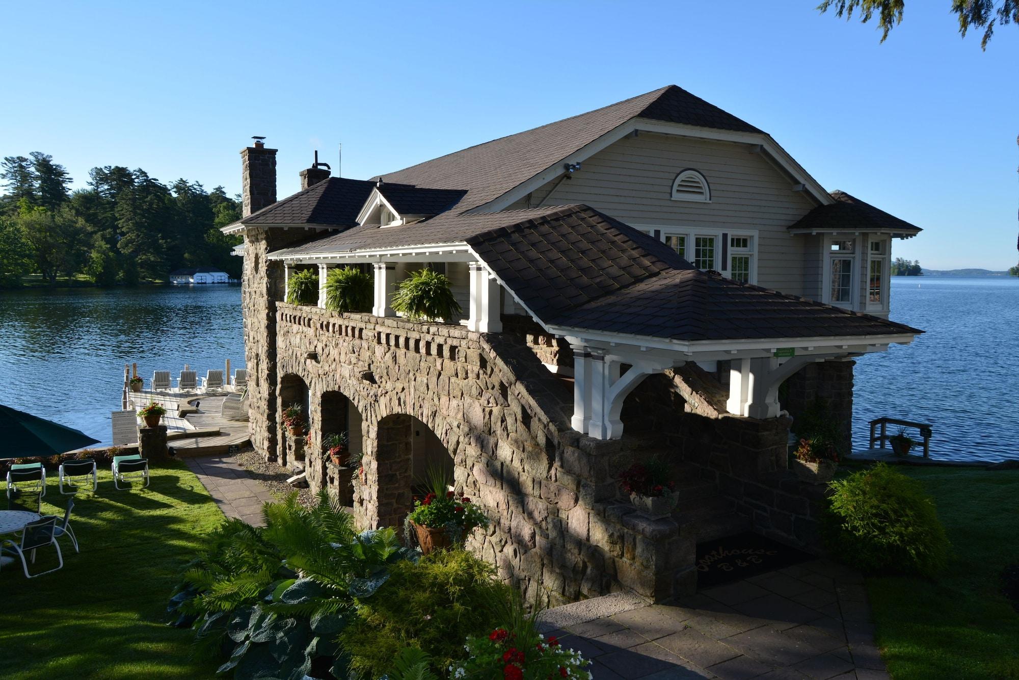 Vista Exterior Boathouse Waterfront Lodging