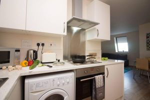 Alquiler Vacacional - Stayzo Castle Penthouse 18- A Clean Fresh Modern Apartment With Free Wi-fi