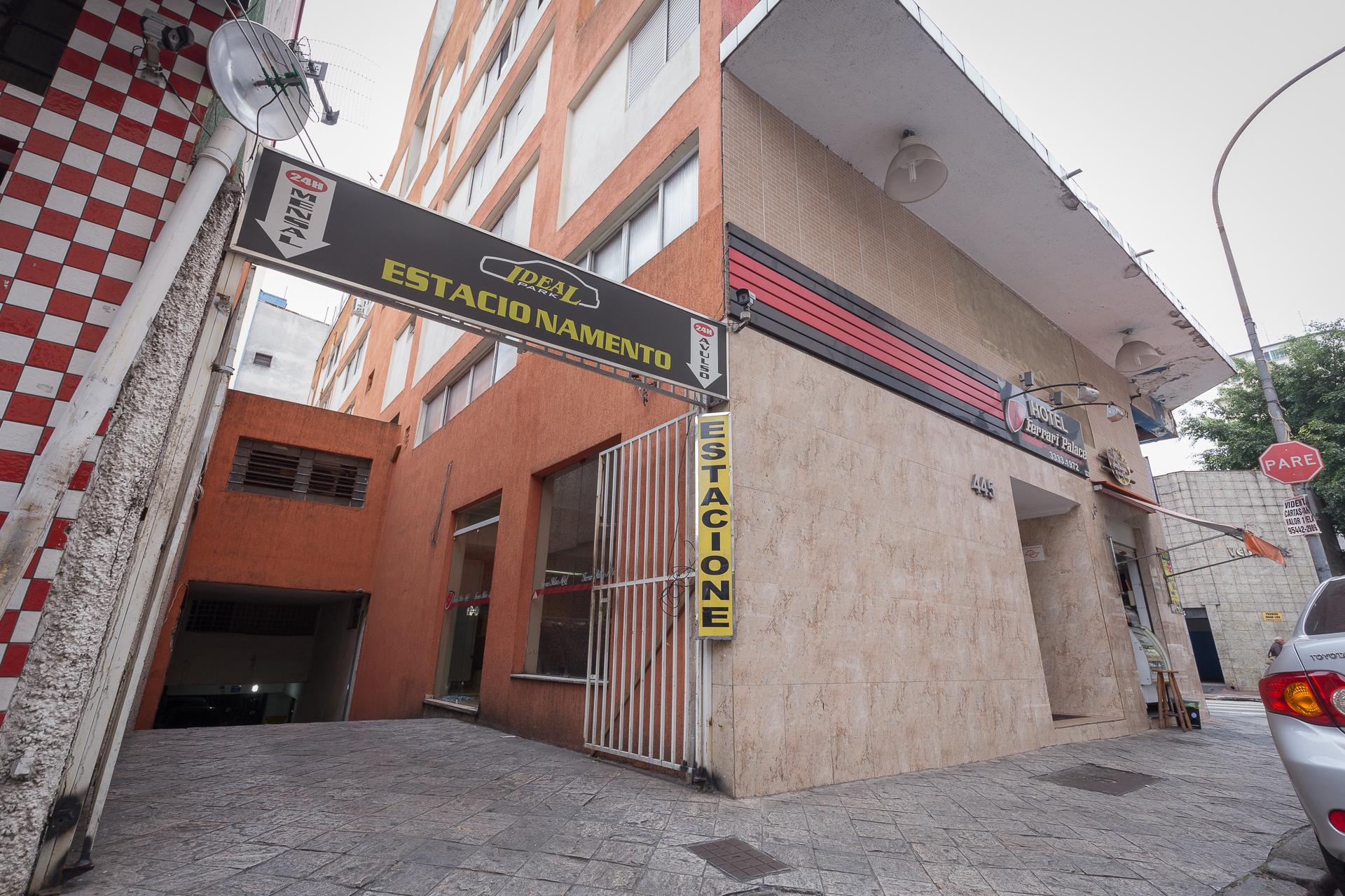 Vista Exterior Ferrari Palace Hotel