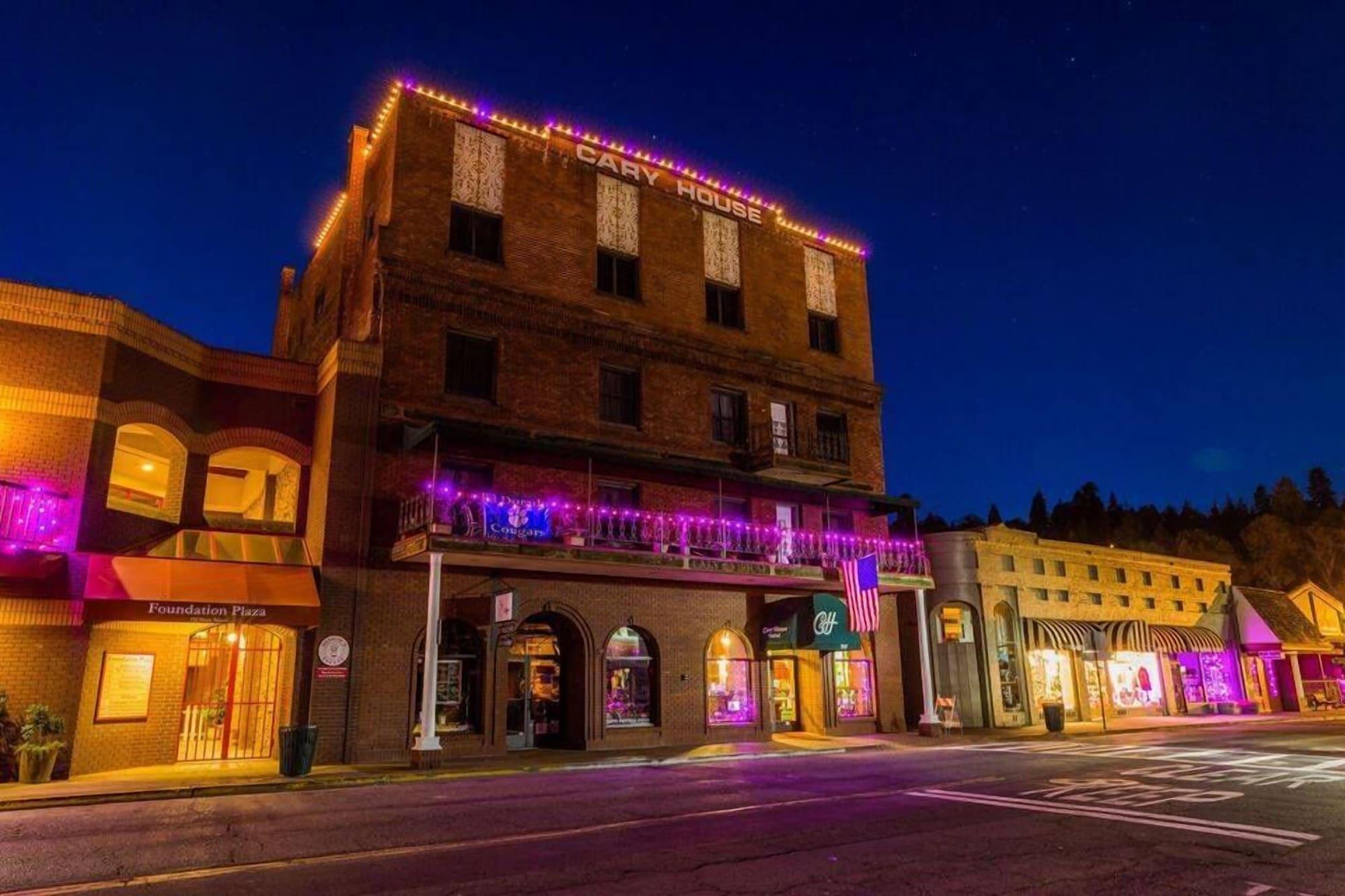 Varios Historic Cary House Hotel