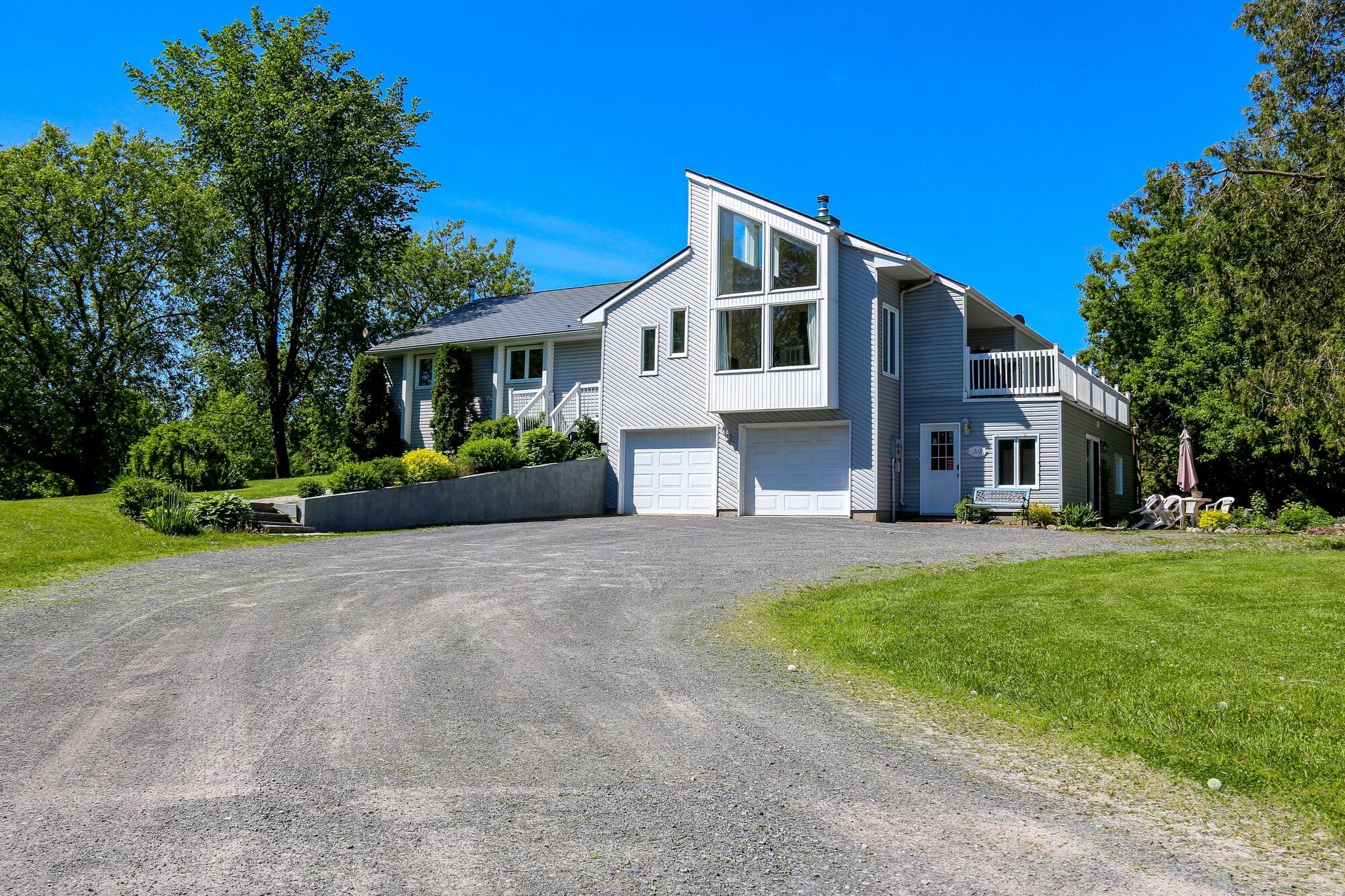 Varios Cedar Drive Inn