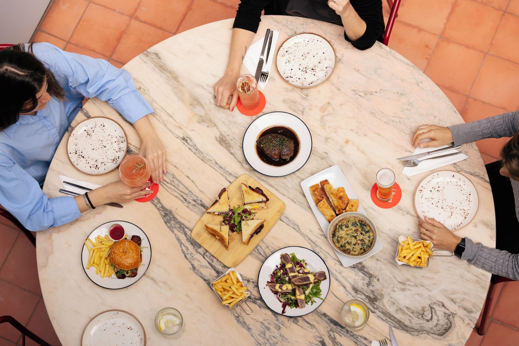 Bar/Salón Esqina Cosmopolitan Lodge