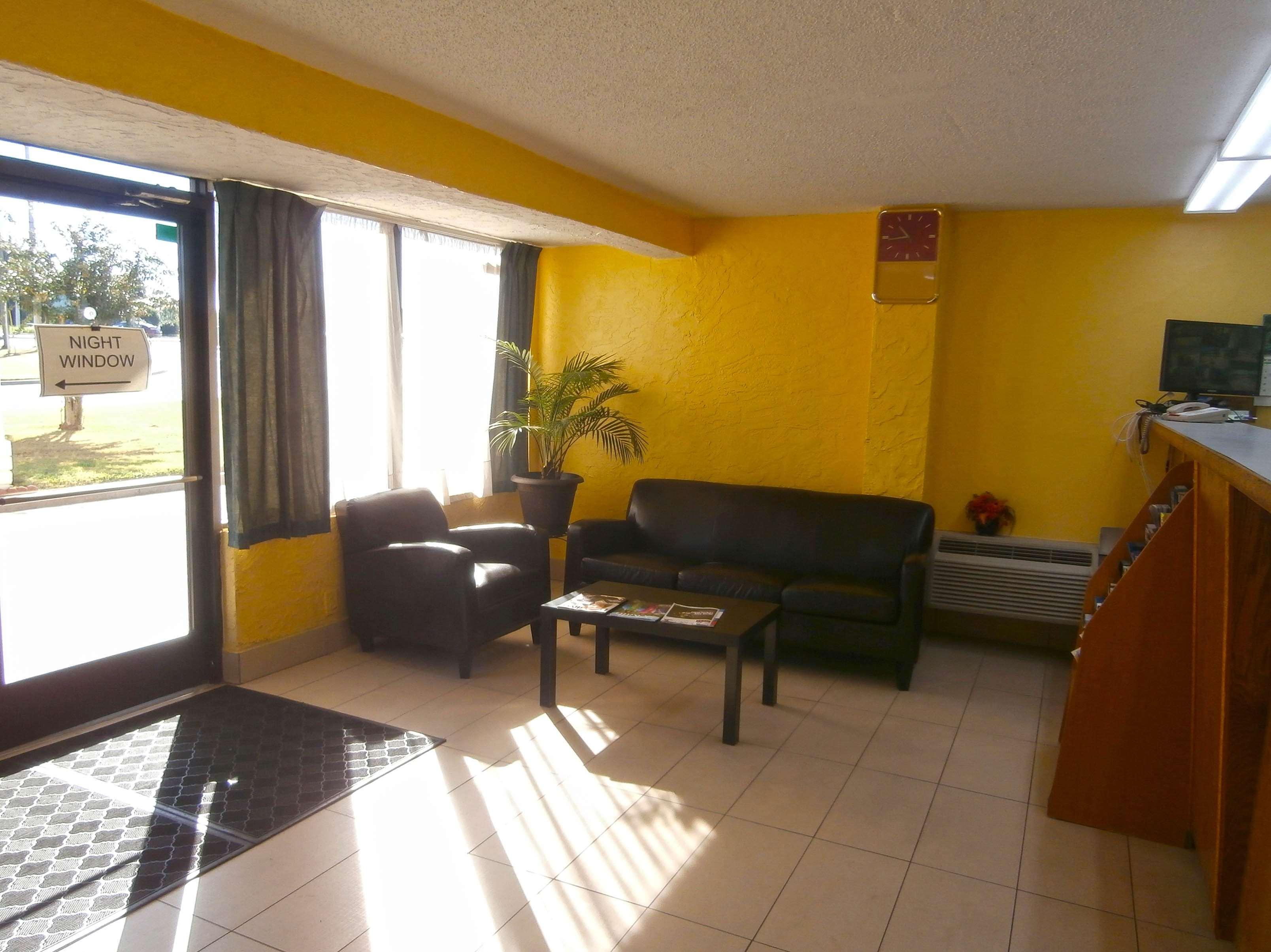 Vista Lobby Americas Best Value Inn Tucker