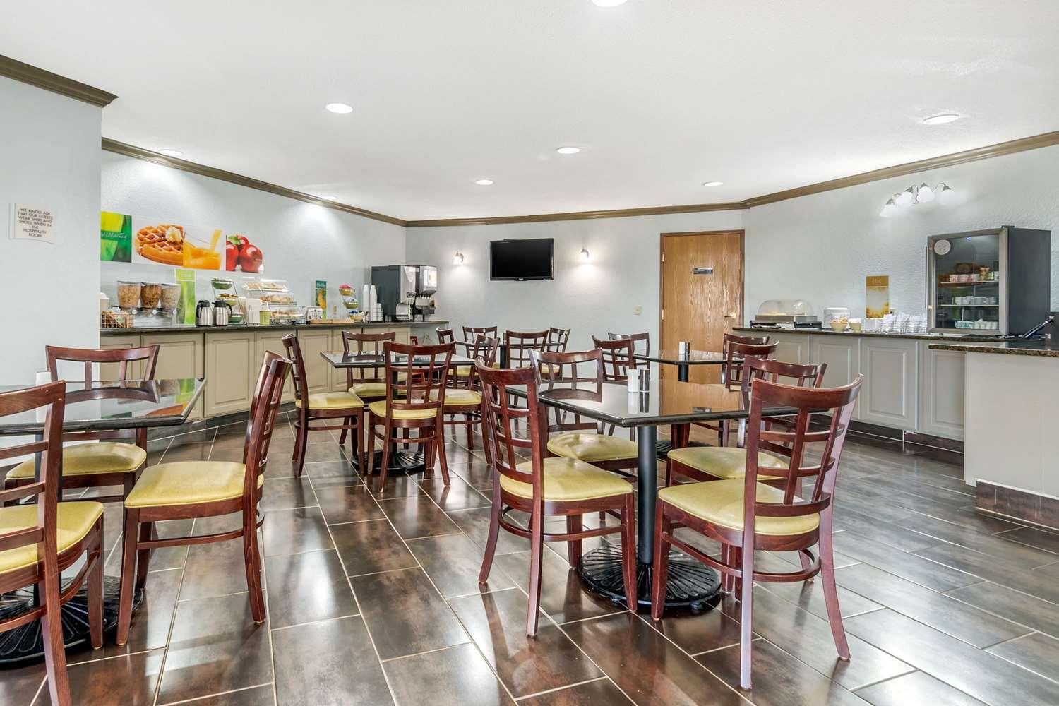 Restaurant Quality Suites Kansas City International Airport