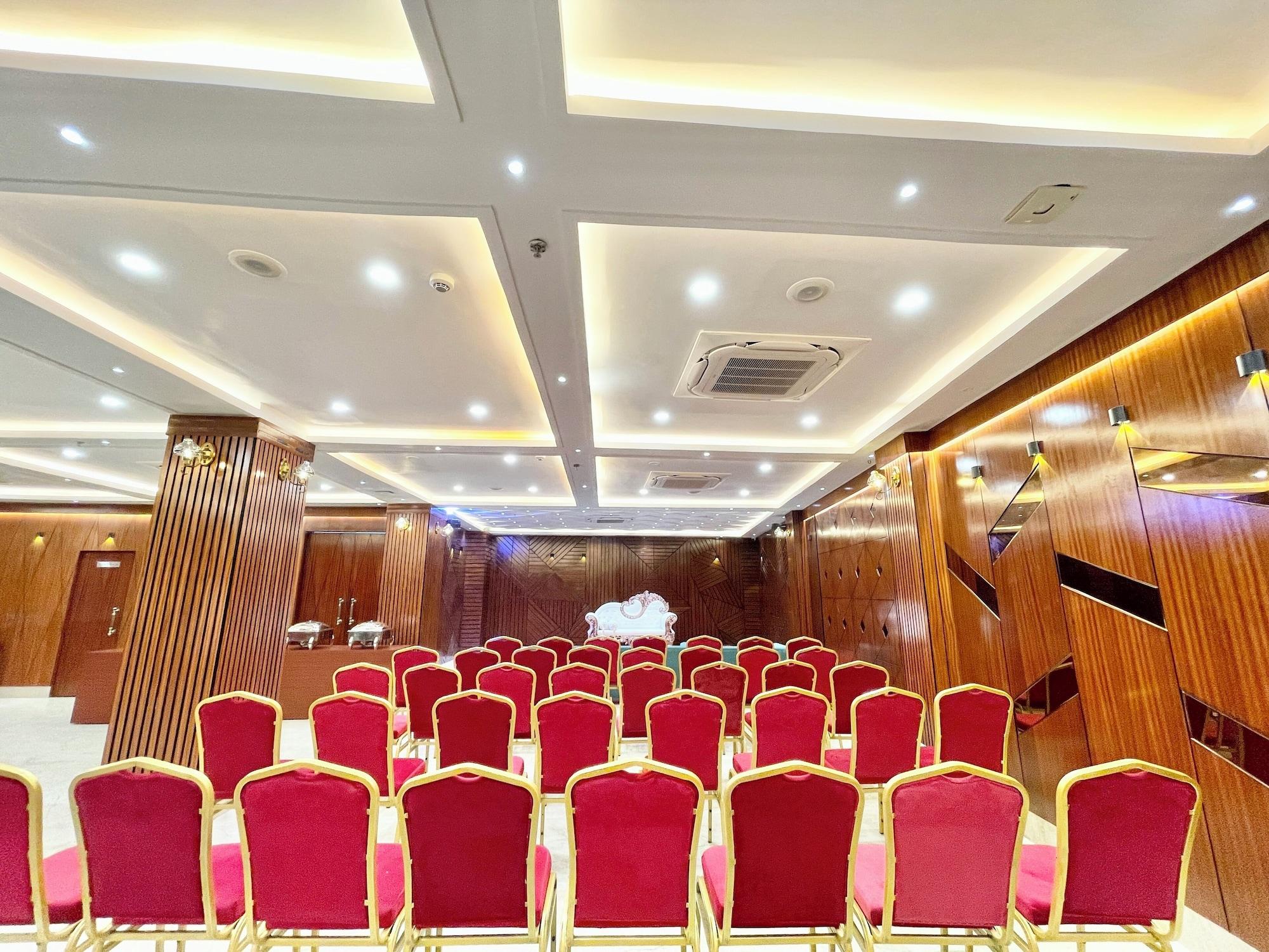 Salón de Baile Hotel Mantavya - Varanasi near Temple