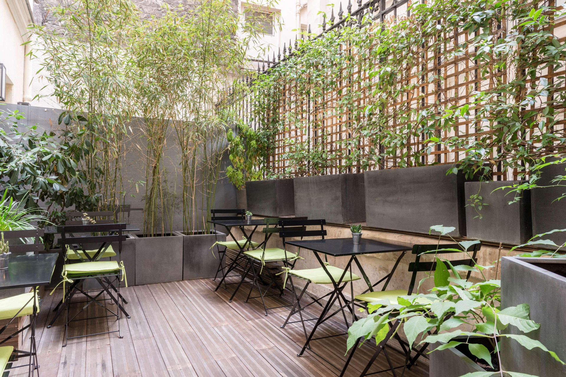 Varios Hôtel Basss