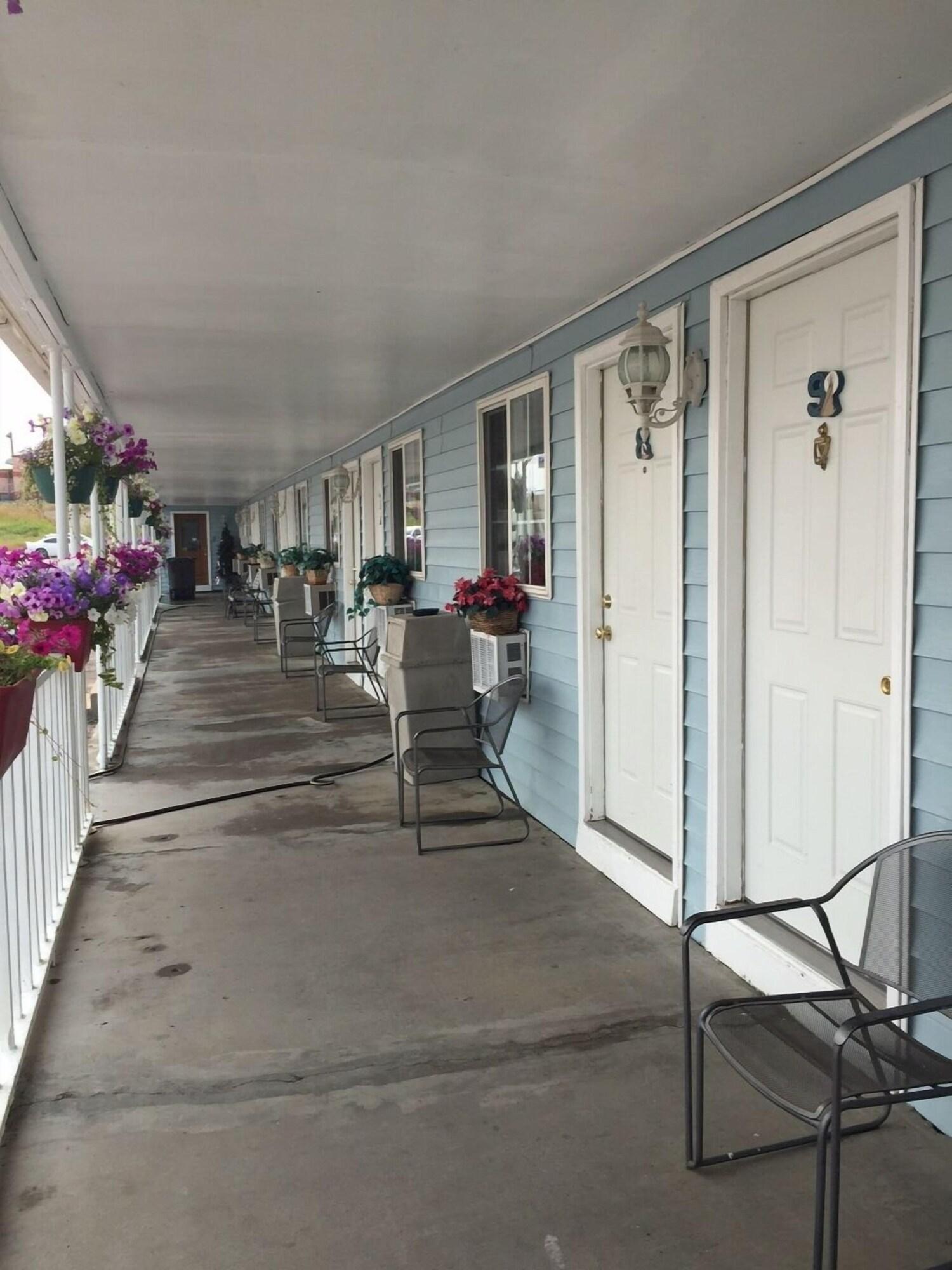 Vista Exterior Going-To-The-Sun Inn & Suites