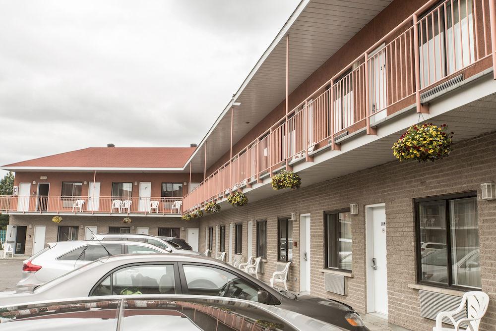 Vista Exterior Falcon Motel Brossard
