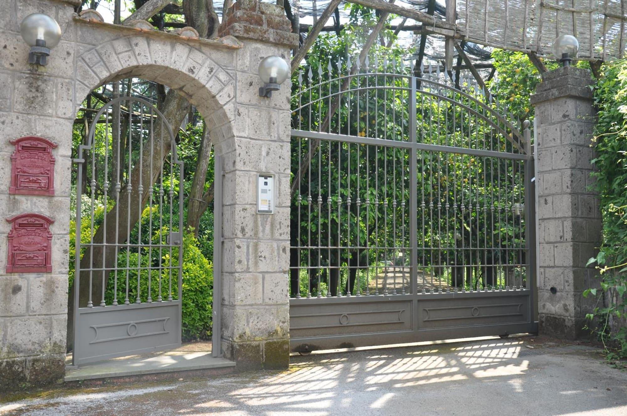 Vista Exterior Bed and Lemons