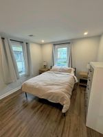 Alquiler Vacacional - Modern 2BR Retreat near Boston – Parking, Smart TV, Fireplace & Luxe Rain Shower