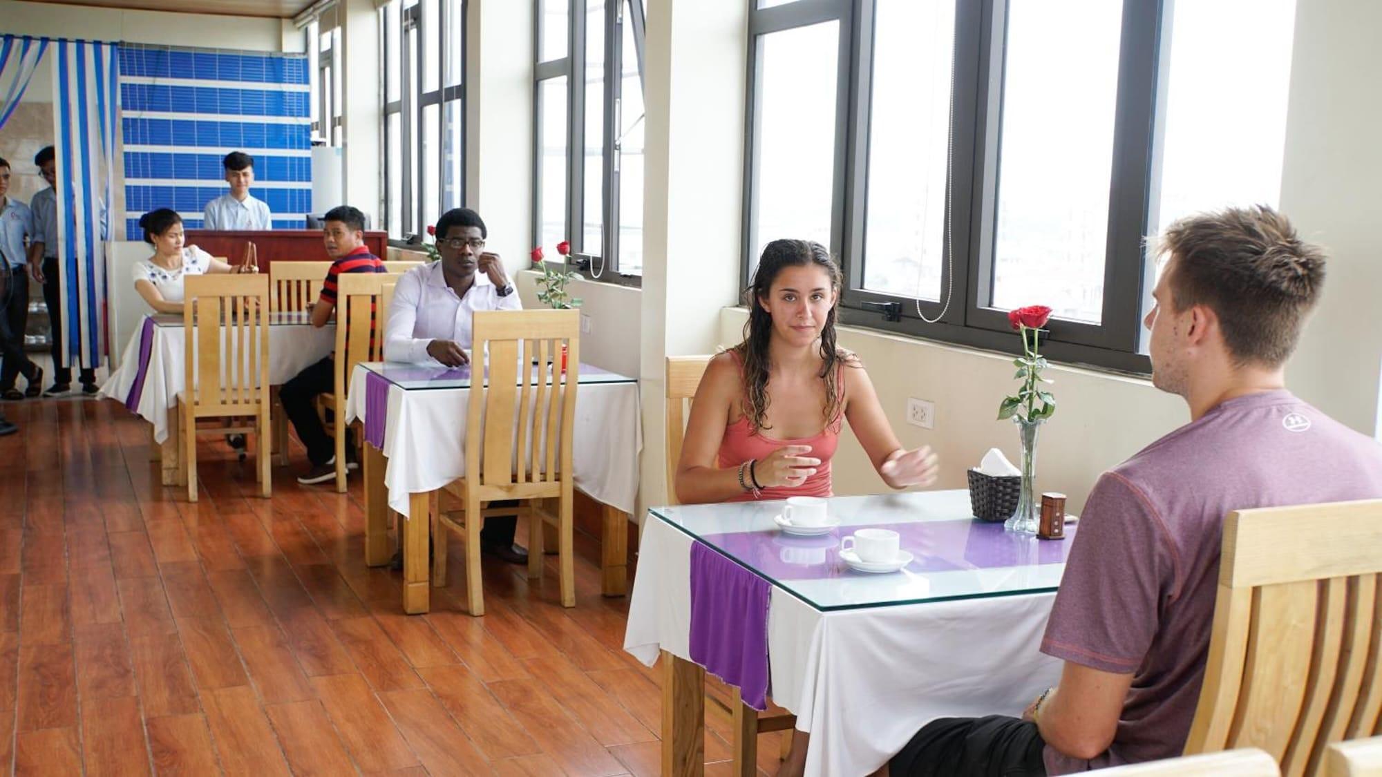 Restaurant Family Airport Hotel