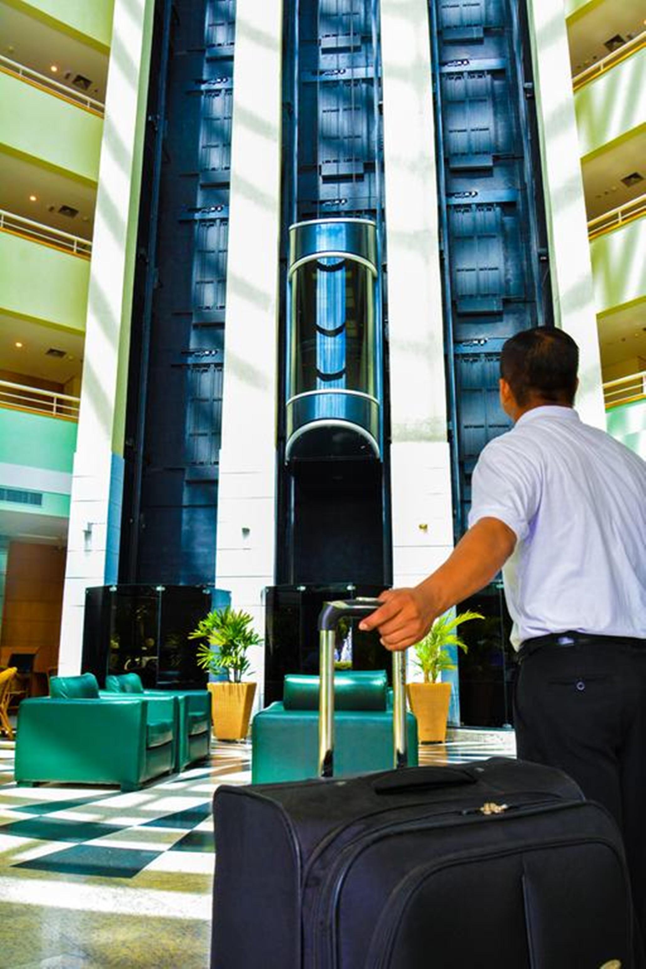 Vista Lobby Tropical Executive Hotel