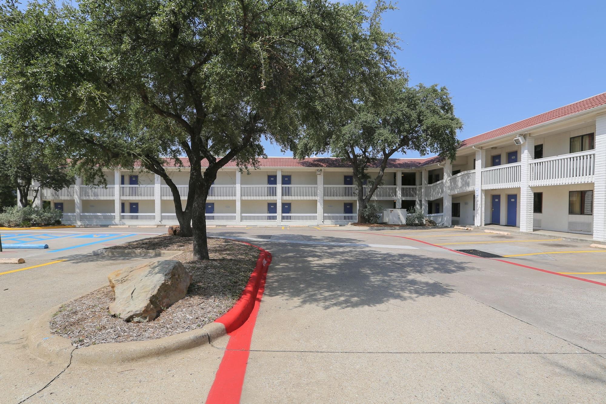 Vista Exterior Motel 6 Addison, TX - Dallas