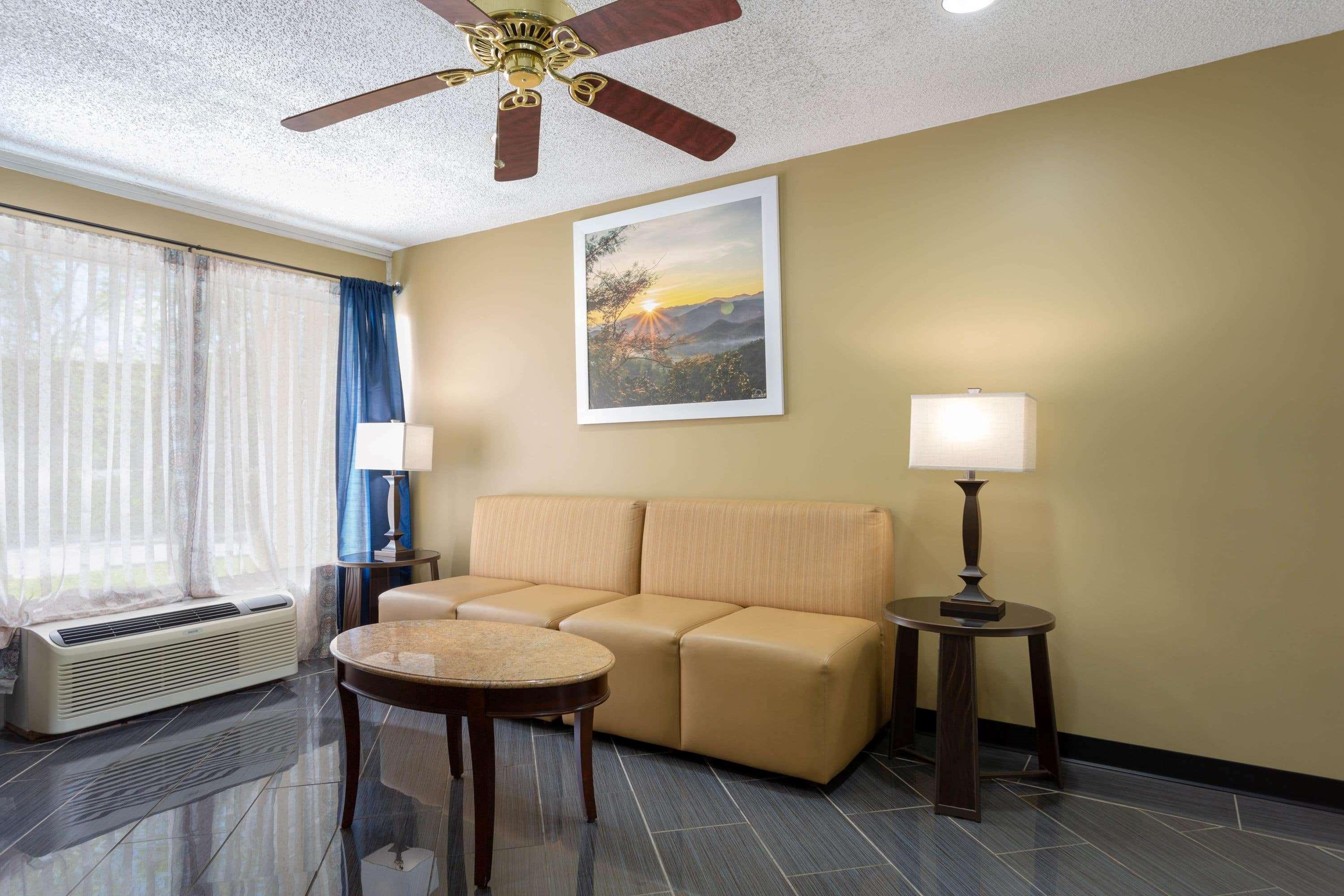 Vista Lobby Days Inn by Wyndham Greensboro Airport
