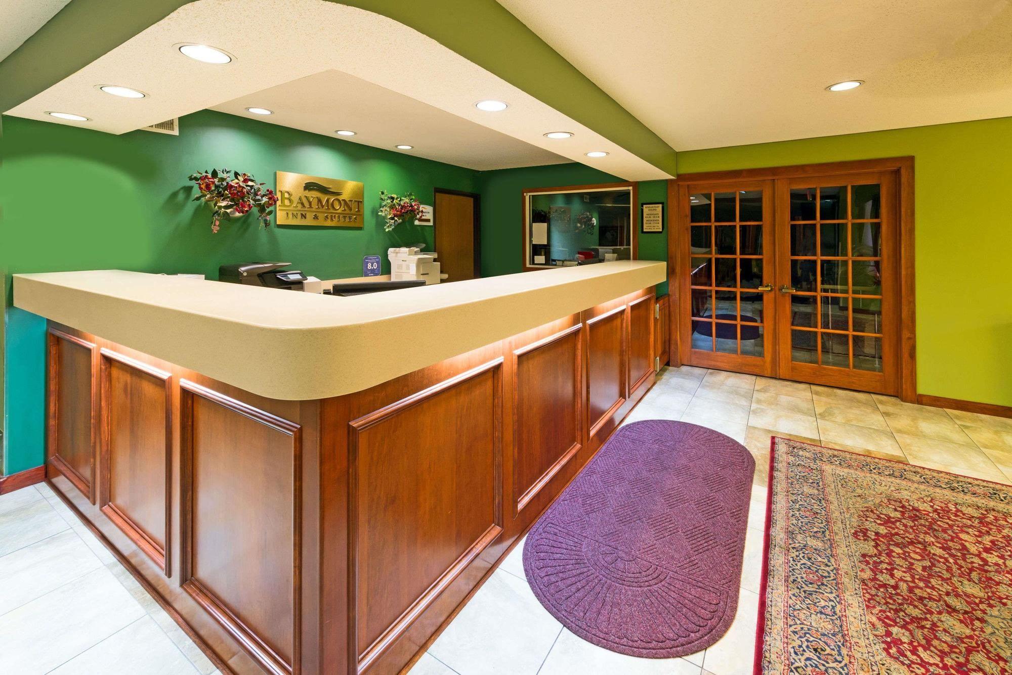 Vista Lobby College Inn