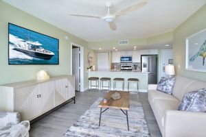 Alquiler Vacacional - Fully renovated Condo with Private Balcony, Shared Pool, Hot Tub and Parking