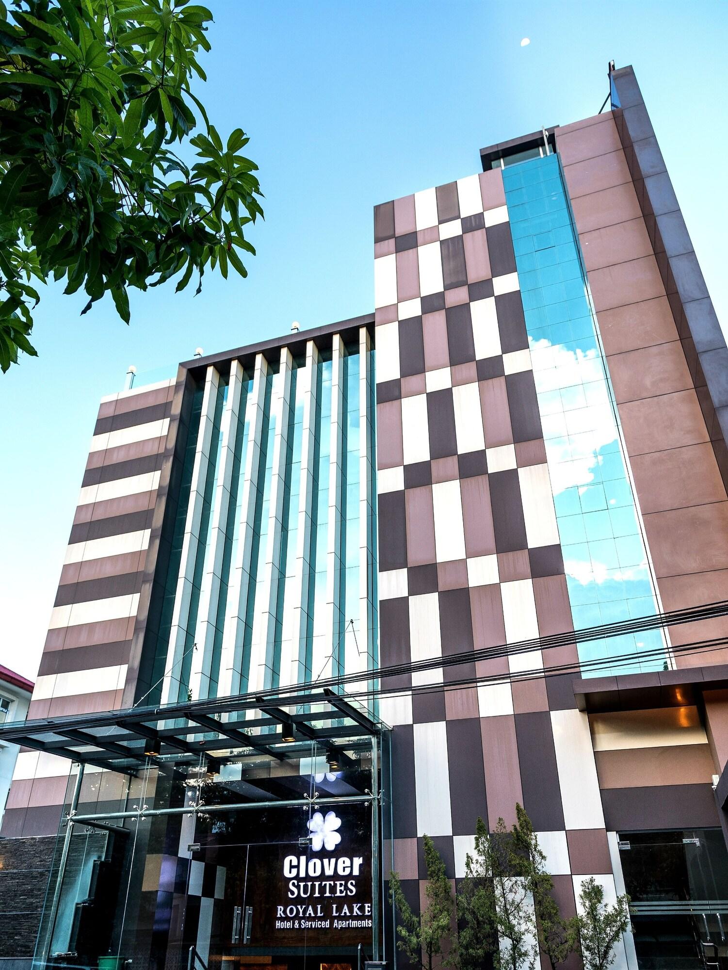 Vista Exterior Clover Suites Royal Lake Yangon