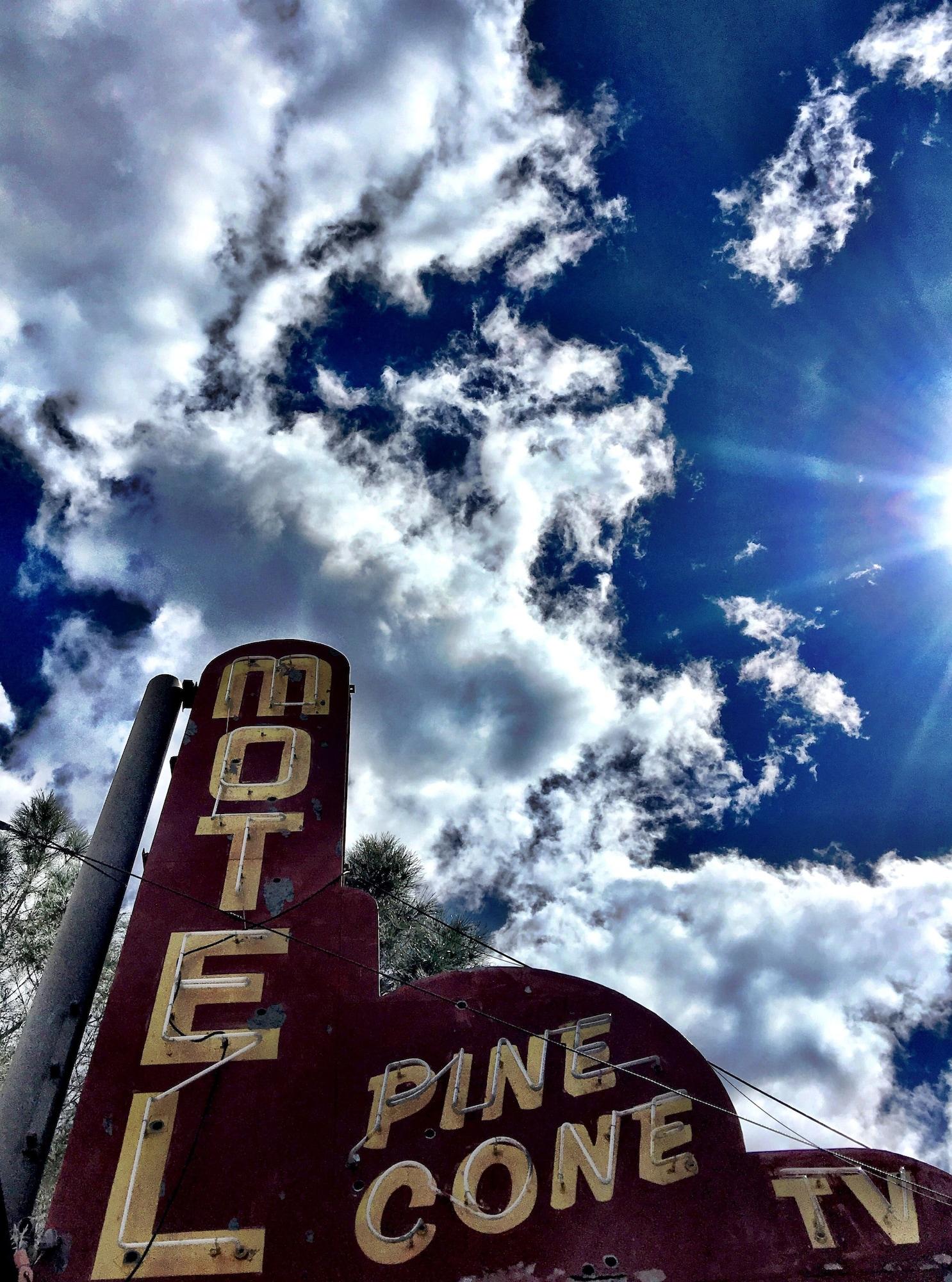 Vista Exterior Piazza's Pine Cone Inn