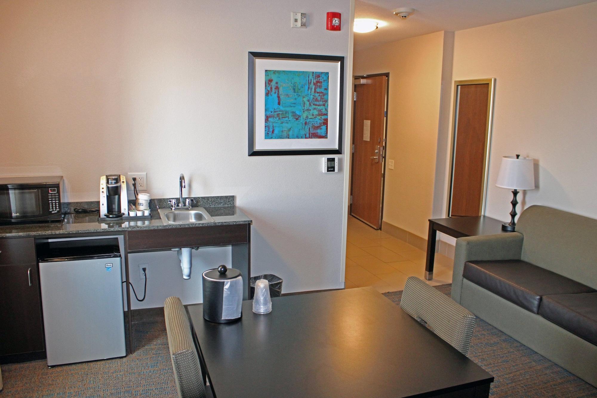 Habitación Holiday Inn Express & Suites Bakersfield Airport by IHG