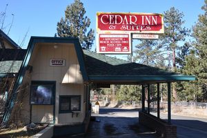 Alojamiento - Cedar Inn & Suites