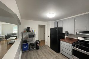 Alquiler Vacacional - Boston’s Best! Free parking! 2 Bdrm apt with backyard, patio and parking