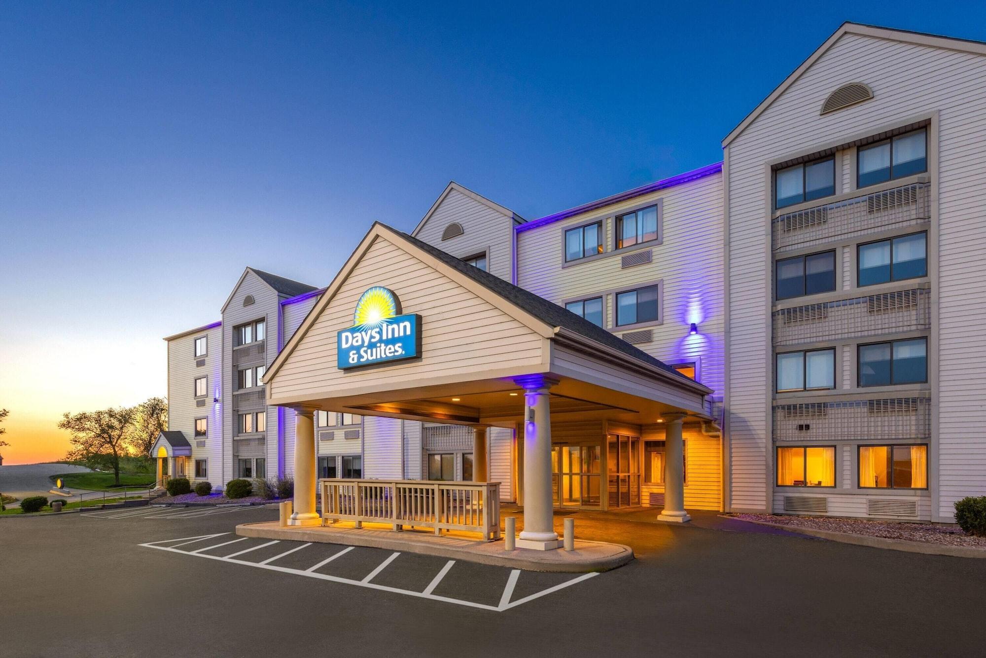 Vista Exterior Days Inn & Suites by Wyndham Kansas City South