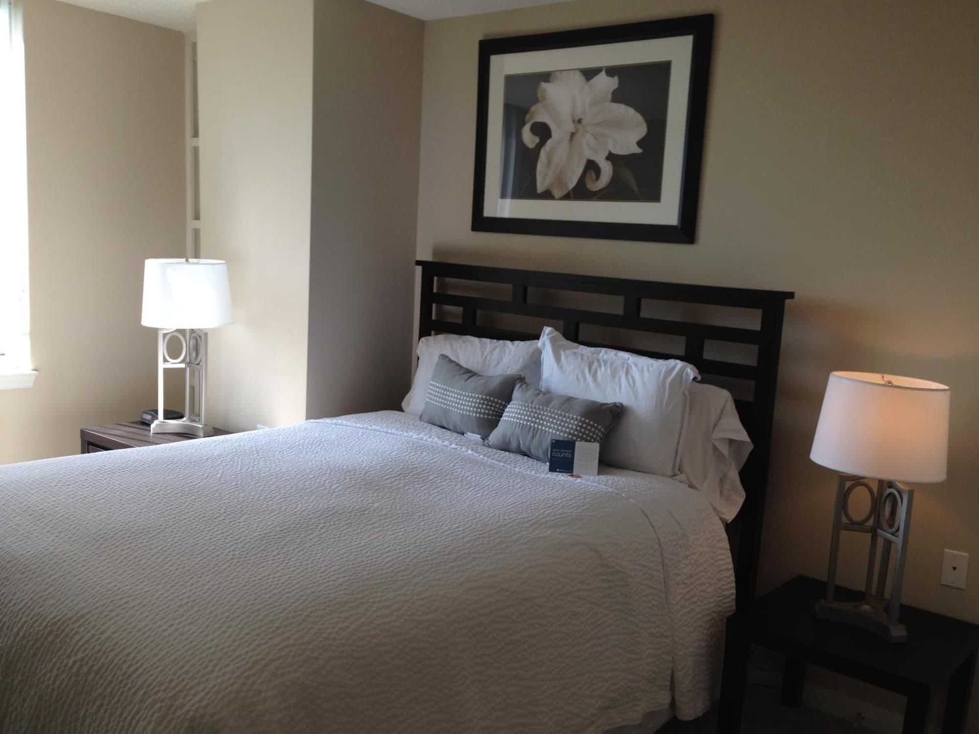 Guest room National at Ballston Metro