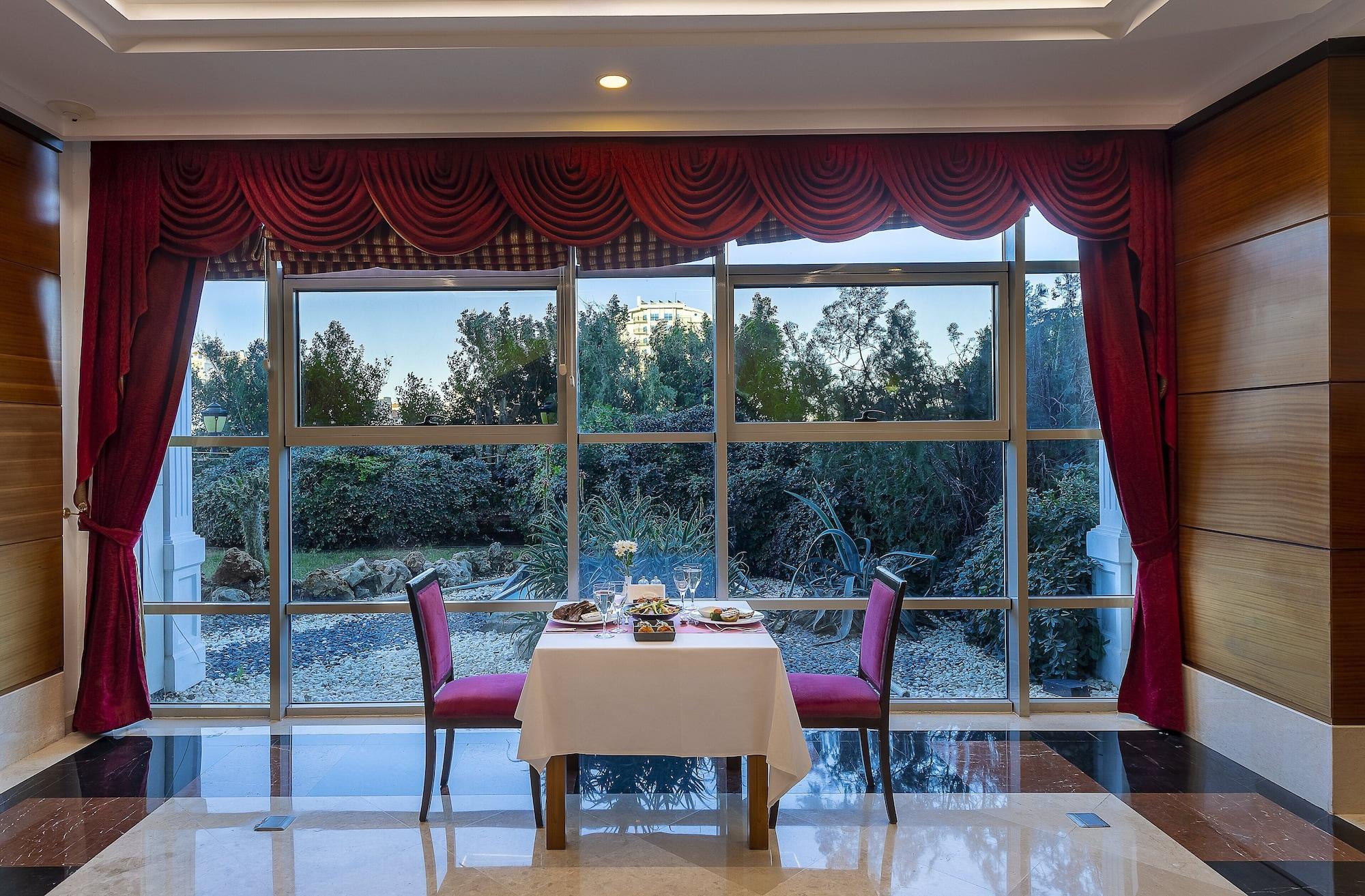 Restaurant Crowne Plaza Hotel Antalya by IHG