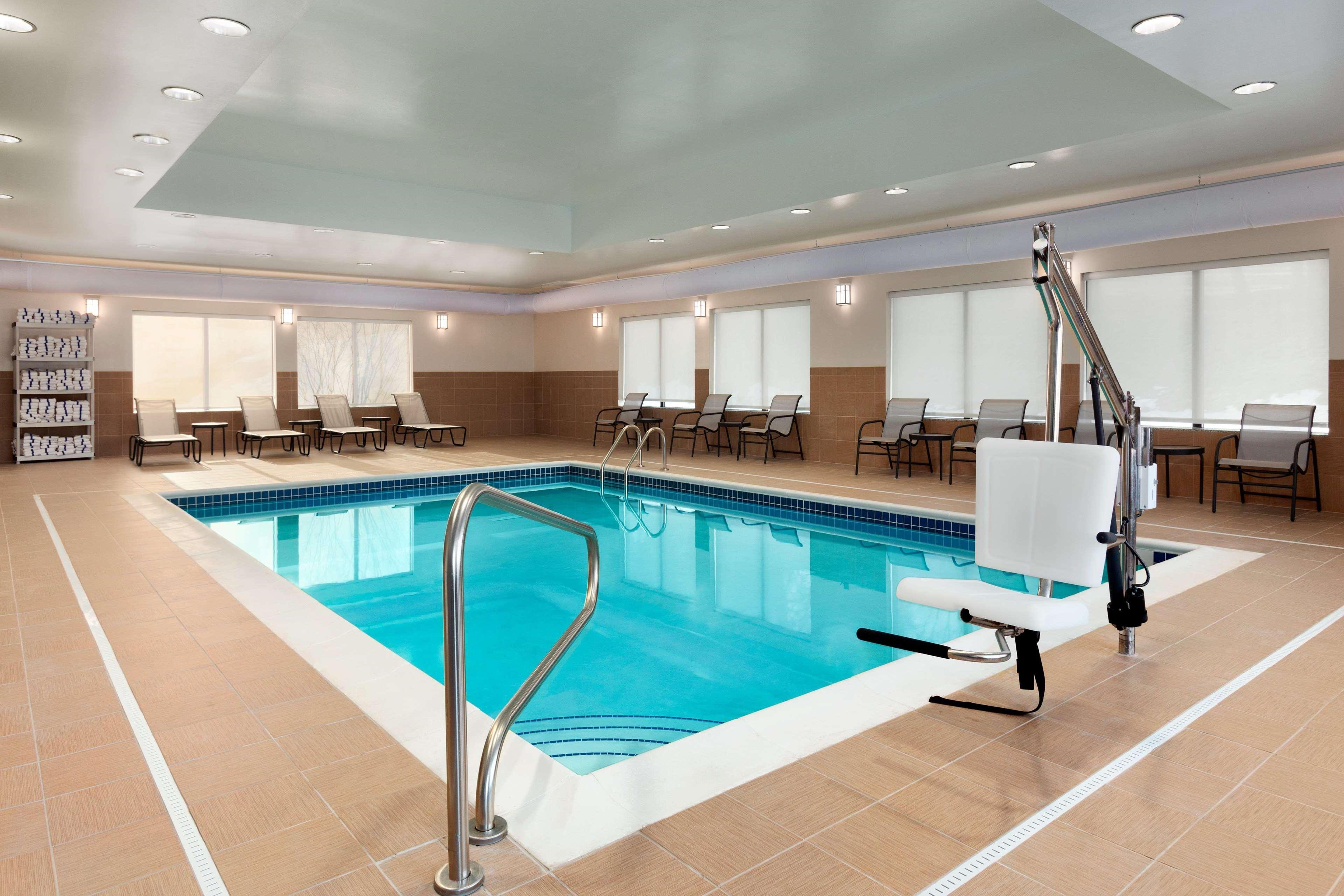 Vista Piscina Hampton Inn Fairmont