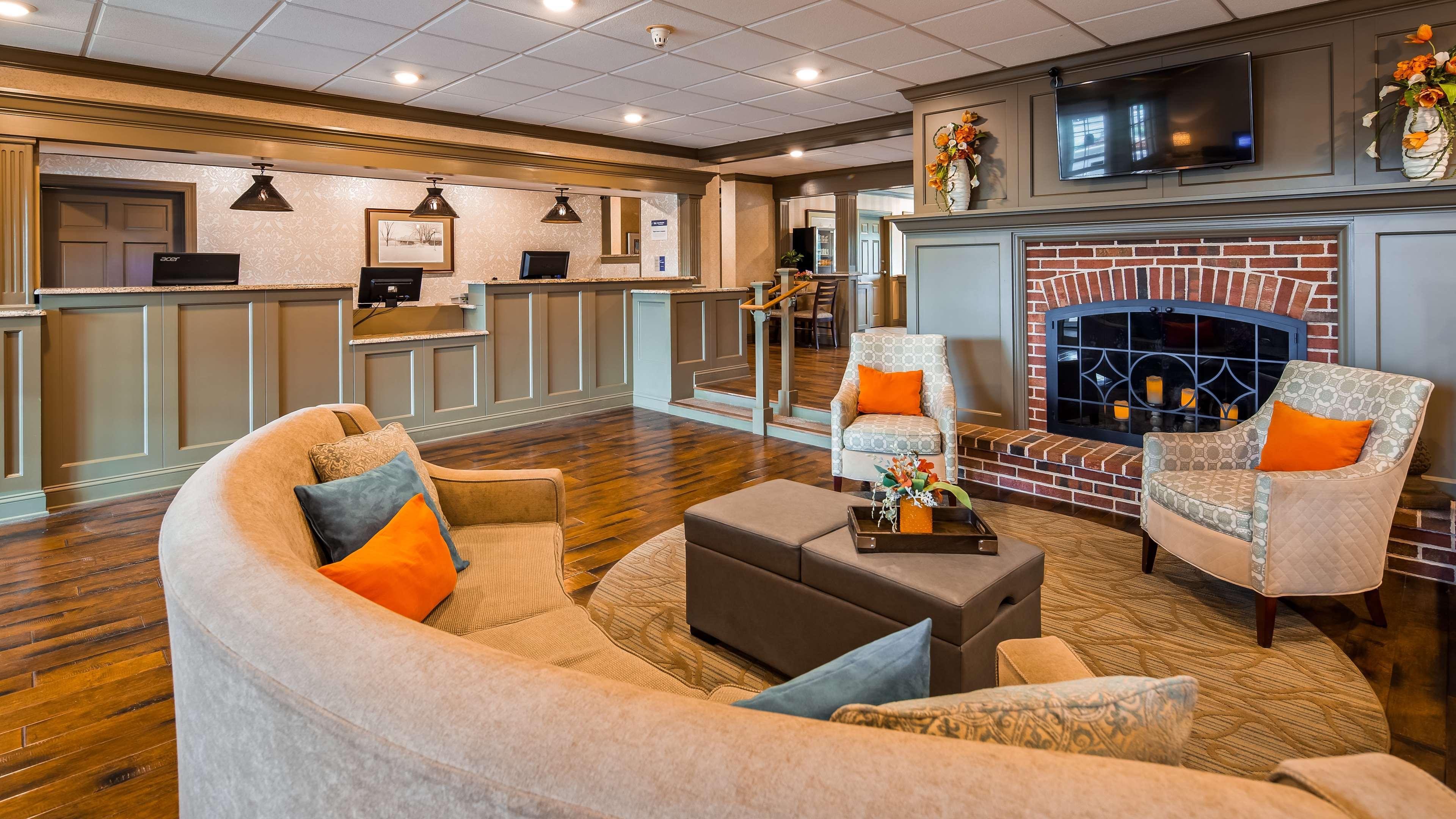 Vista Lobby The Inn at Lewisburg, BW Signature Collection