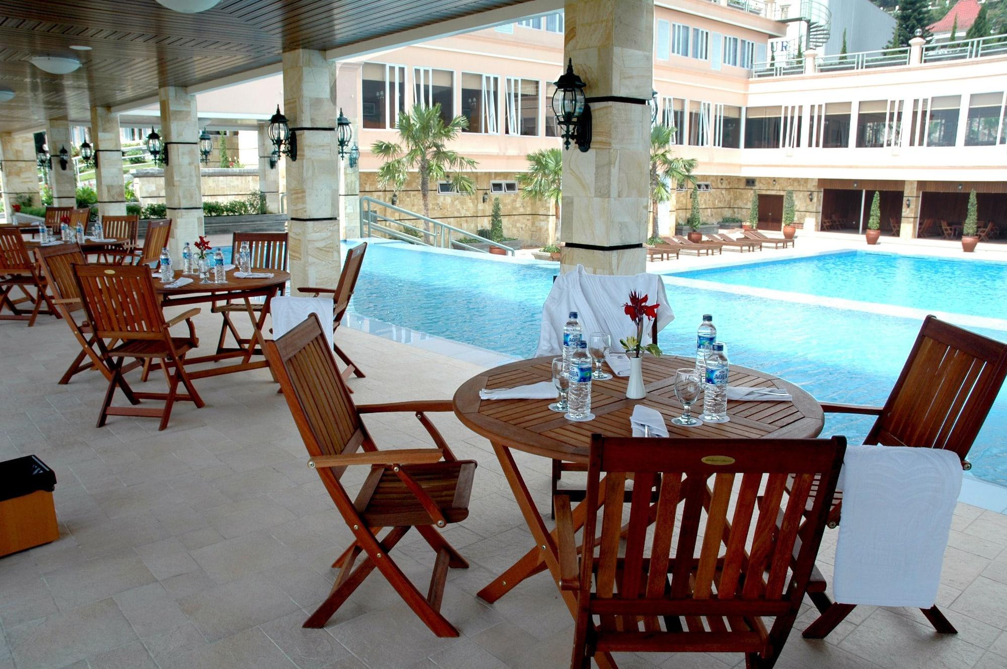 Vista Piscina Royal Senyiur Hotel Pasuruan