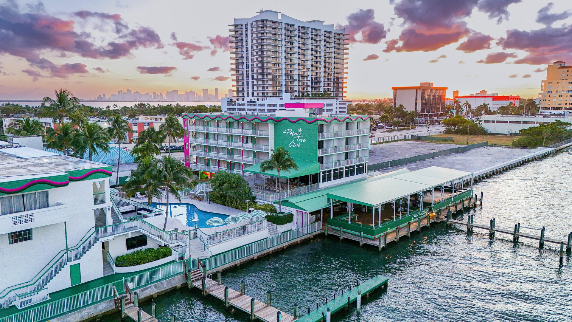 Vista Exterior Palm Tree Club Miami