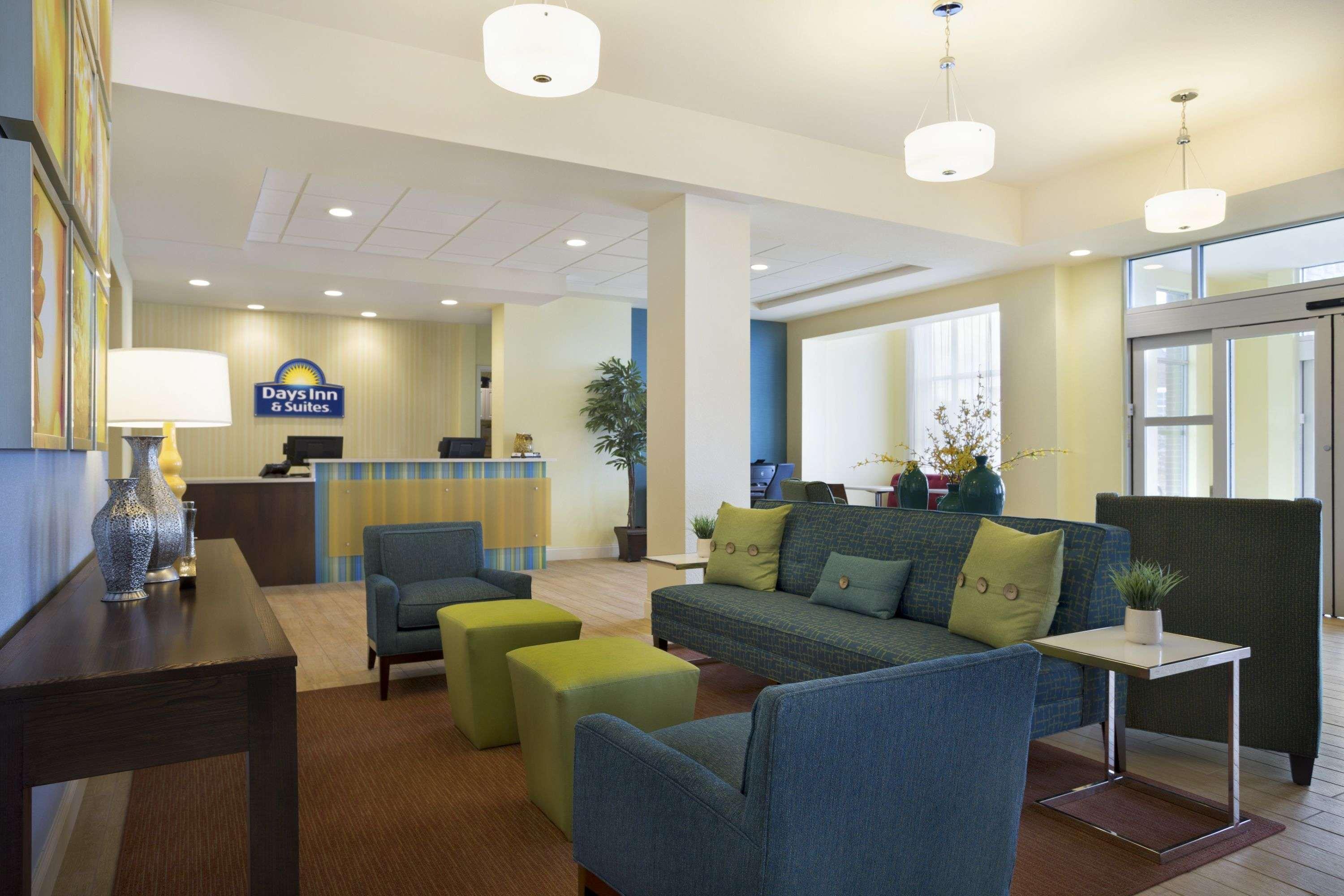 Vista Exterior Days Inn & Suites By Wyndham Belmont