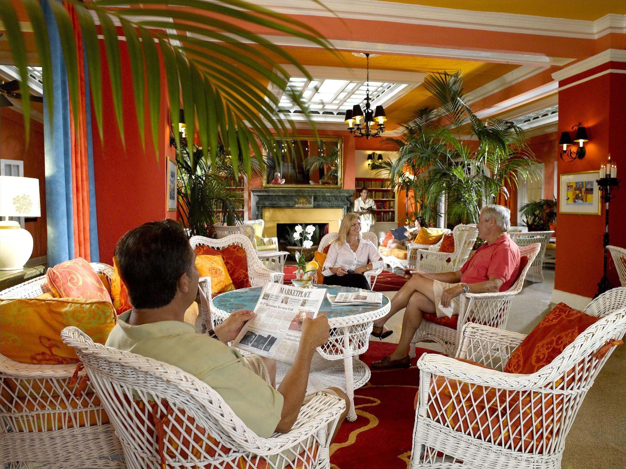 Vista Lobby Colony Hotel & Cabaña Club