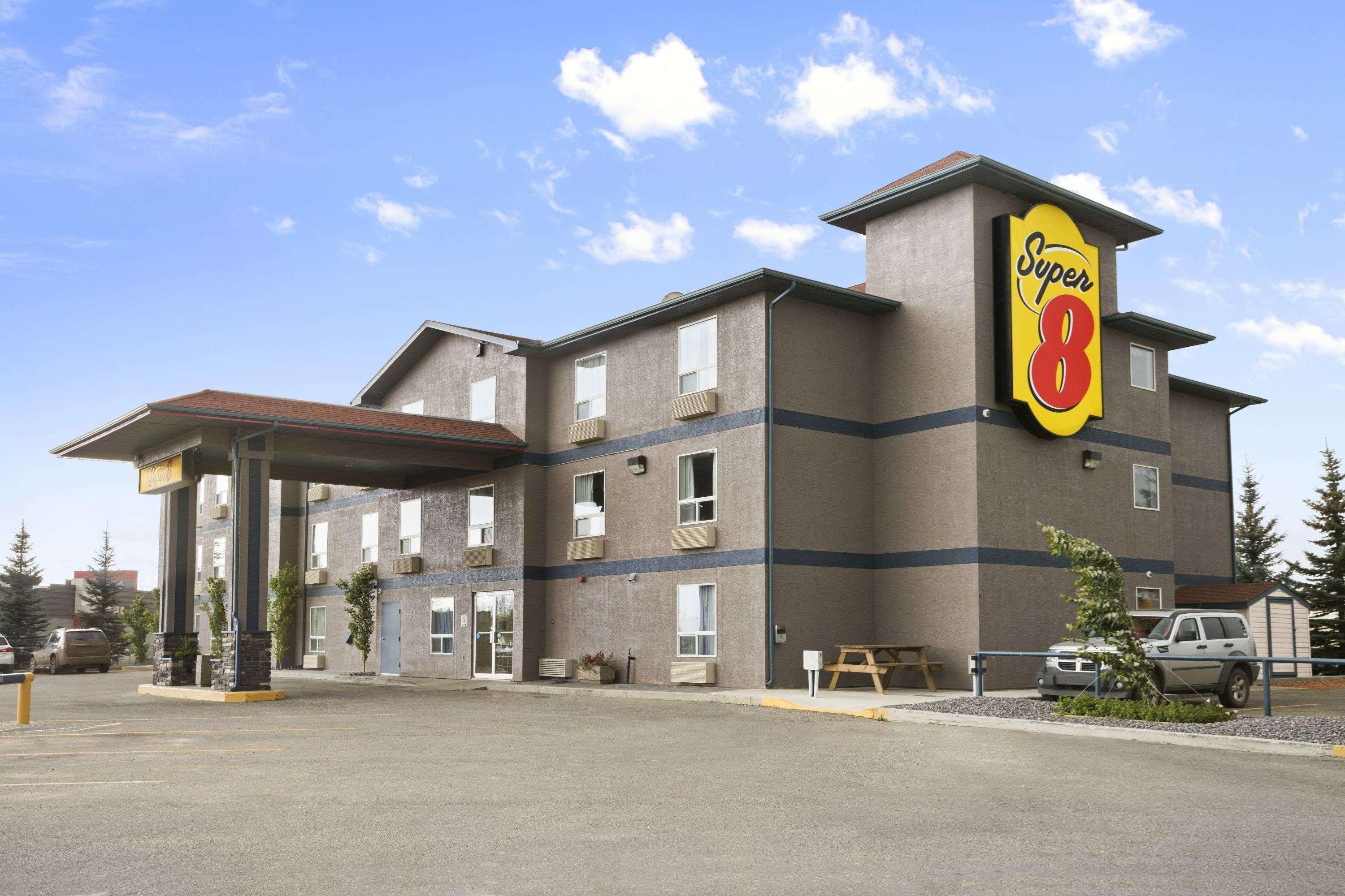 Vista Exterior Super 8 by Wyndham Whitecourt