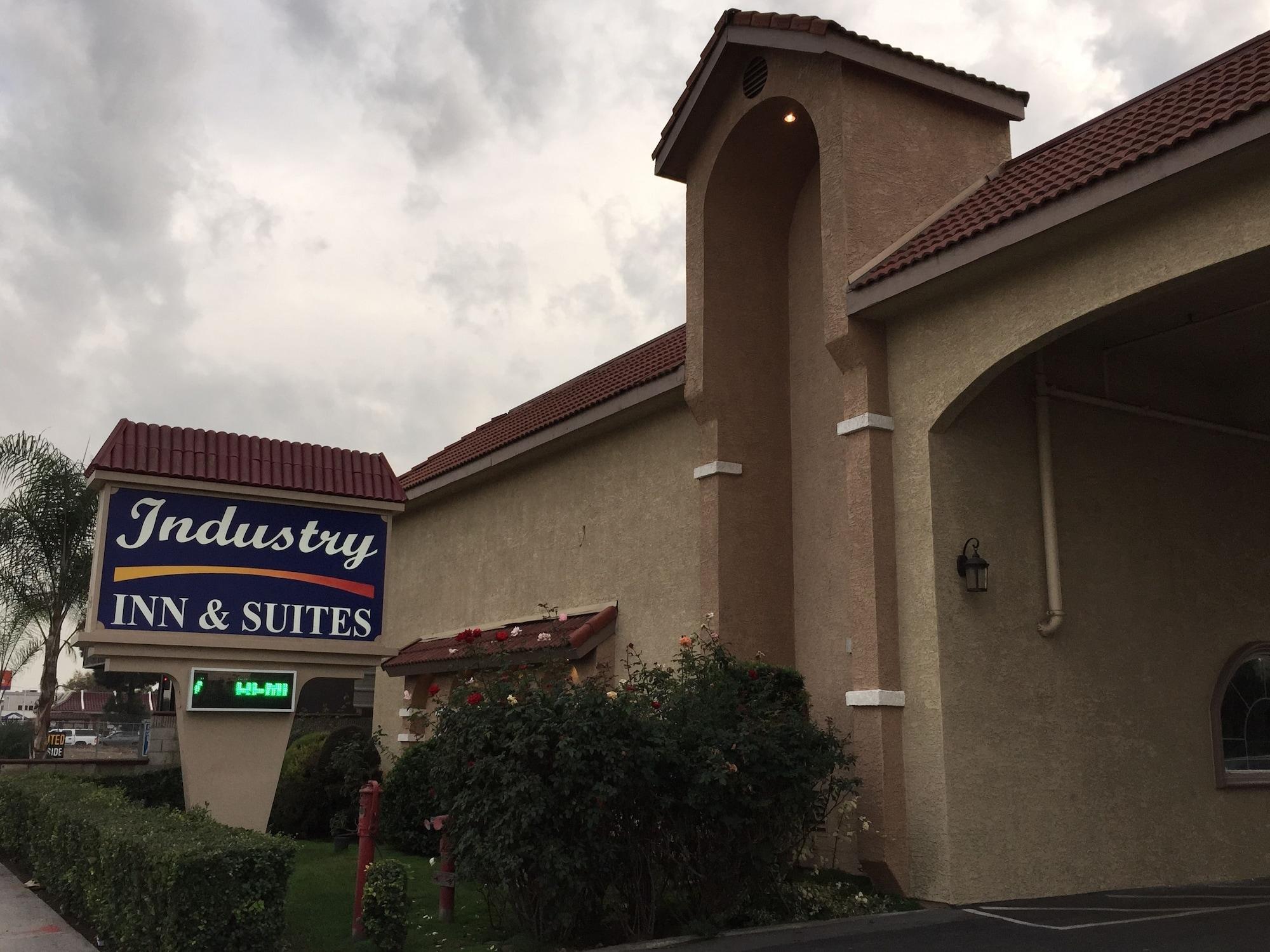 Vista Exterior Industry Inn & Suites