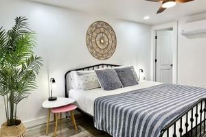 Alquiler Vacacional - EV Charger - 2 King Suites - Game Room - Office Space - Basement Apartment