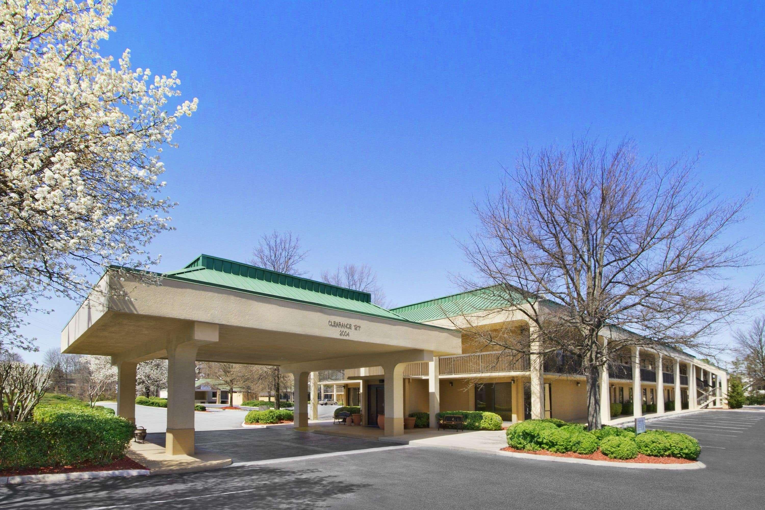 Vista Exterior Howard Johnson by Wyndham Greensboro Near the Coliseum